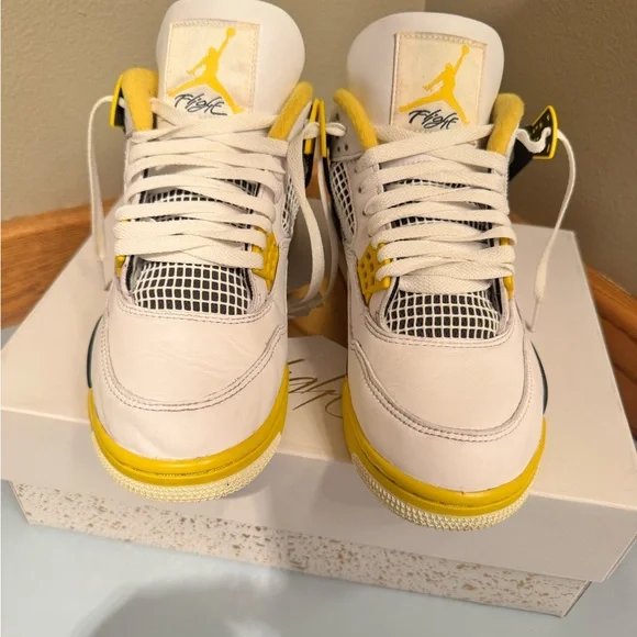 Women’s Air Jordan 4 Retro size 10 - Picture 2 of 10